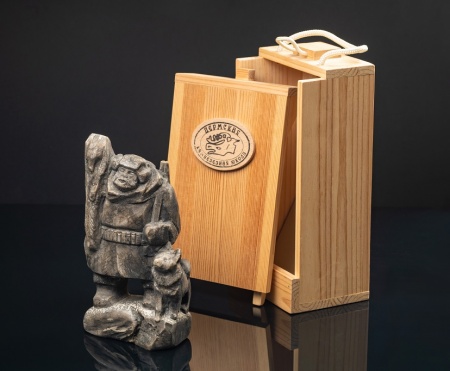 Скульптура "С добычей". Уральский поделочный камень; упаковка: деревянный ящик